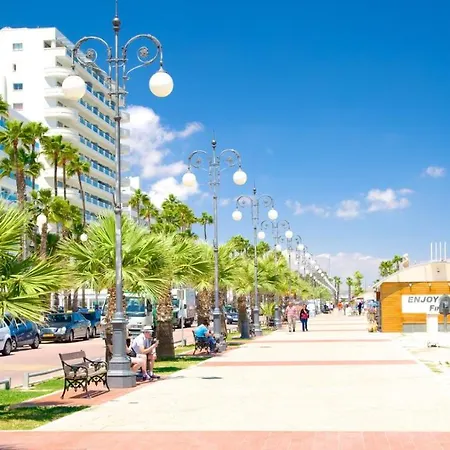 Finikoudes 3 Bedroom Seaview Flat Λάρνακα