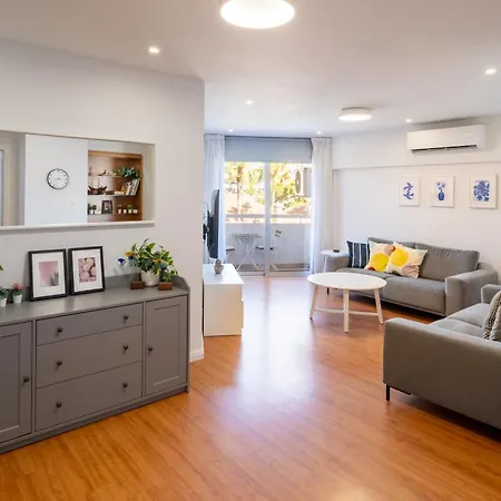 Finikoudes 3 Bedroom Seaview Flat *