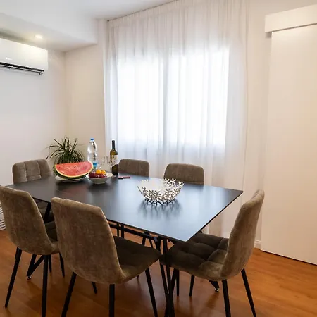 Finikoudes 3 Bedroom Seaview Flat Апартаменти