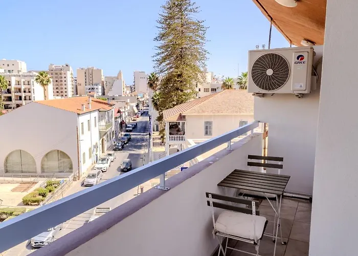 Daire Finikoudes 3 Bedroom Seaview Flat *